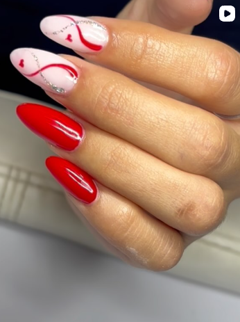 Uñas rojas con corazones
